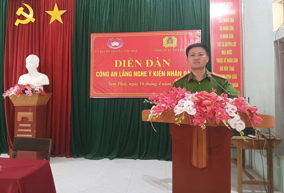 Đại diện Công an xã phát biểu tại diễn đàn