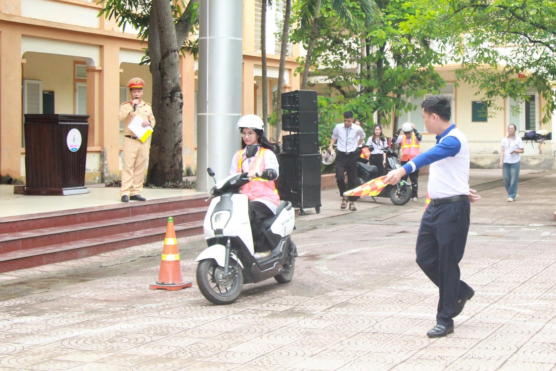 Hướng dẫn học sinh kỹ năng lái xe an toàn