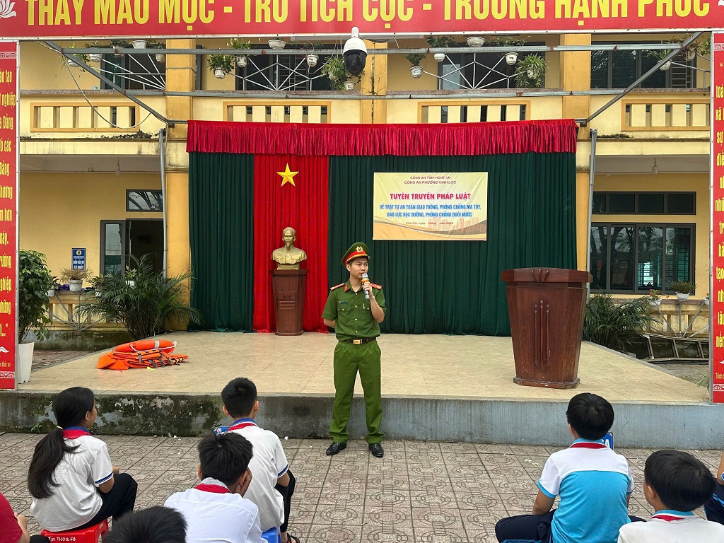 Công an phường Vinh Lộc tuyên truyền bằng hình thức trực quan, giúp học sinh dễ hiểu, dễ nhớ
