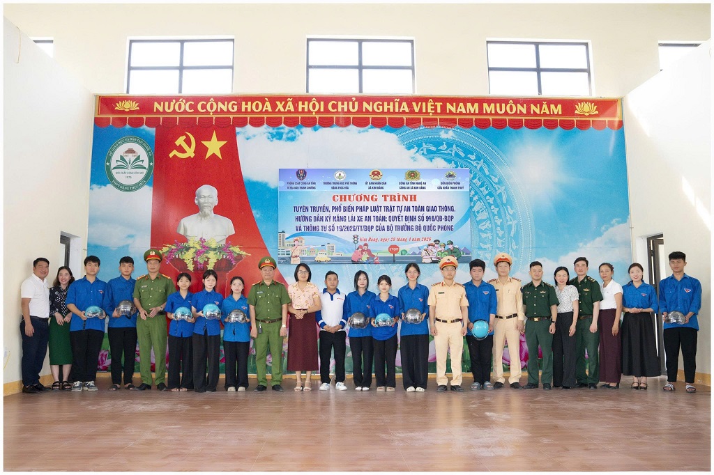 Tặng mũ bảo hiểm cho học sinh có hoàn cảnh khó khăn