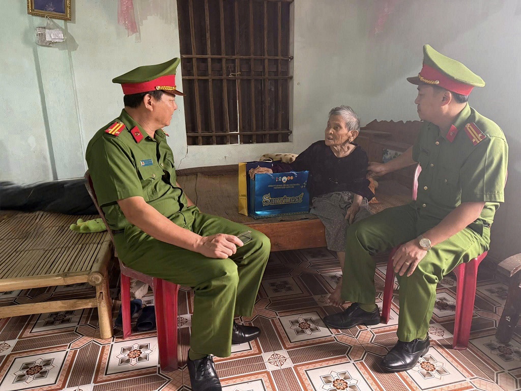 Công an xã thăm Mẹ Vũ Thị Ngân
