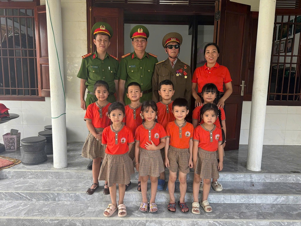Công an xã và học sinh thăm hỏi, động viên cựu chiến binh