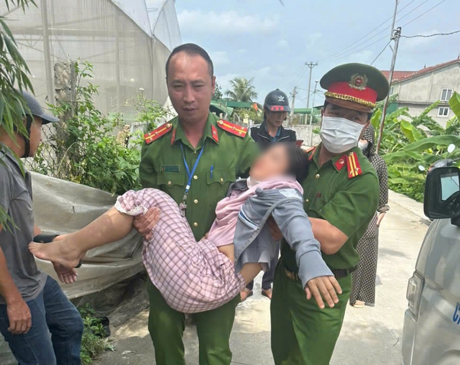 Tổ Cảnh sát trật tự Công an phường Cửa Lò khẩn trương đưa người bị nạn đi cấp cứu