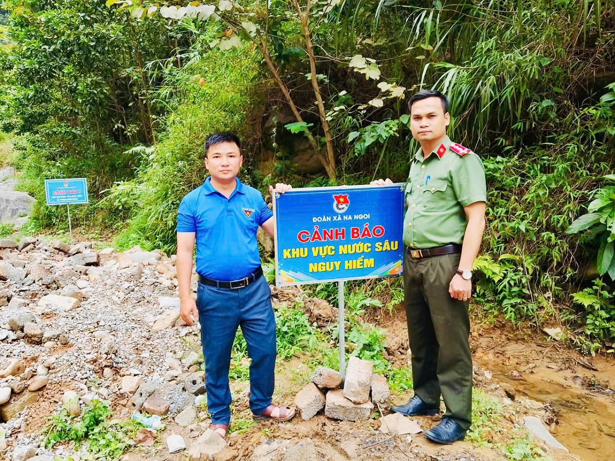 Công an xã Na Ngoi phối hợp cắm biển cảnh báo đuối nước