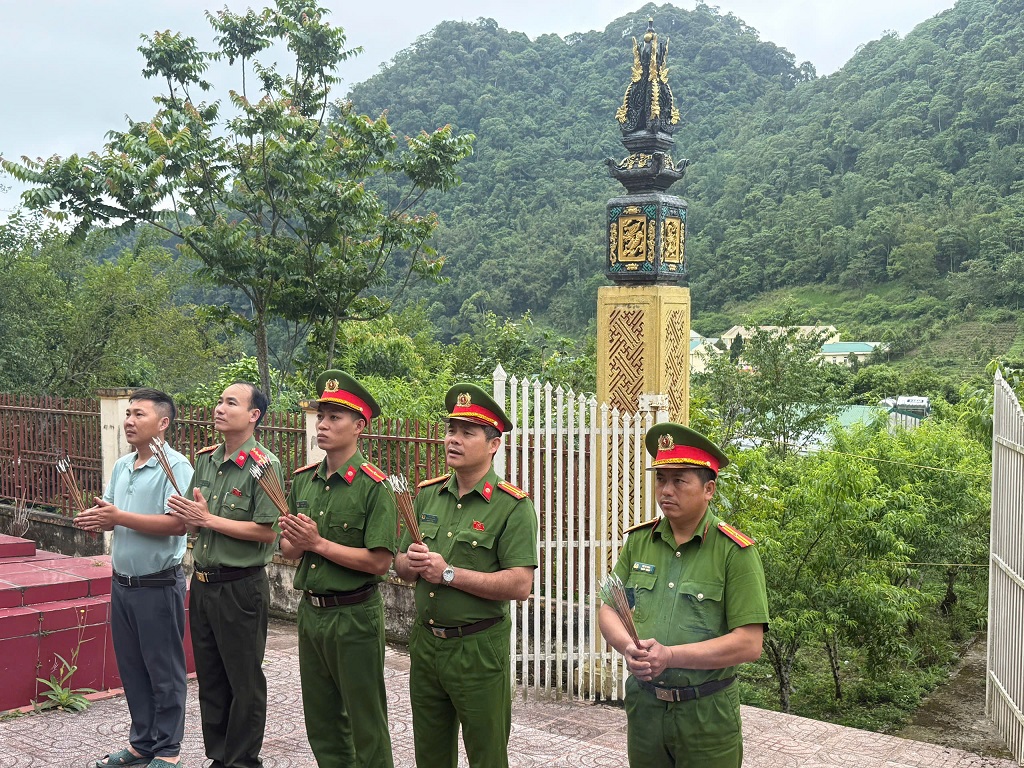  Công an xã Mường Lống dâng hương, dâng hoa tại Nghĩa trang Liệt sĩ