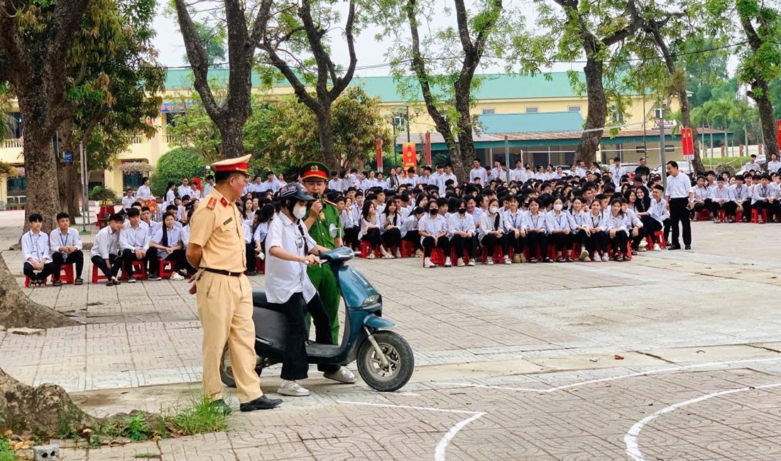 Công an xã Hưng Nguyên Nam hướng dẫn học sinh kỹ năng lái xe an toàn