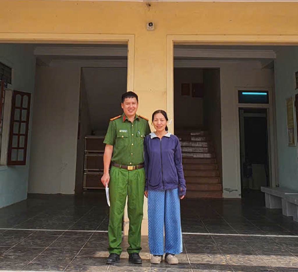 Sau khi sức khỏe ổn định, chị Nguyễn Thị Nhung tới Công an xã để cảm ơn