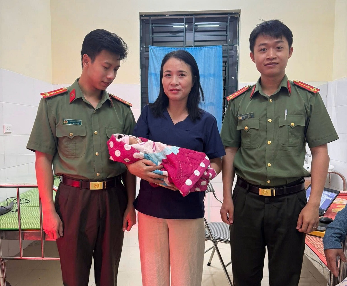 Công an xã Xuân Lâm hỗ trợ chăm sóc cháu bé bị bỏ rơi