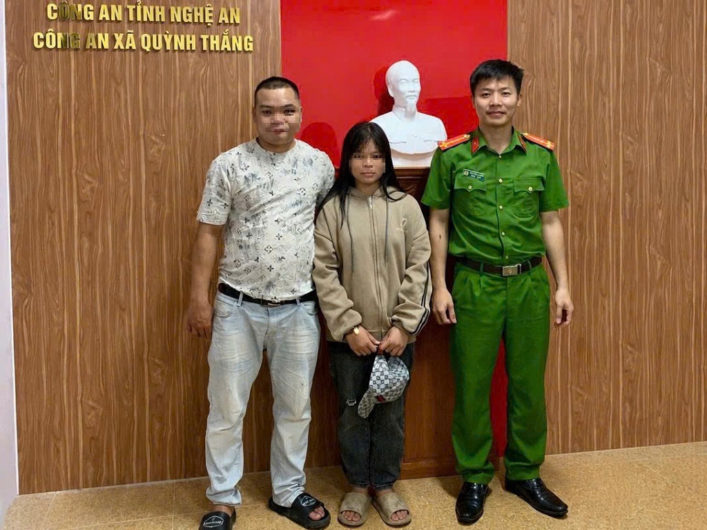 Công an xã bàn giao cháu N.H.H.A cho gia đình