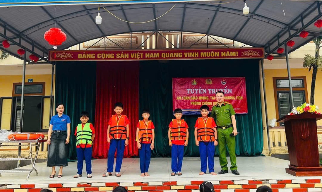 Công an xã Hải Lộc hướng dẫn học sinh kỹ năng phòng chống đuối nước