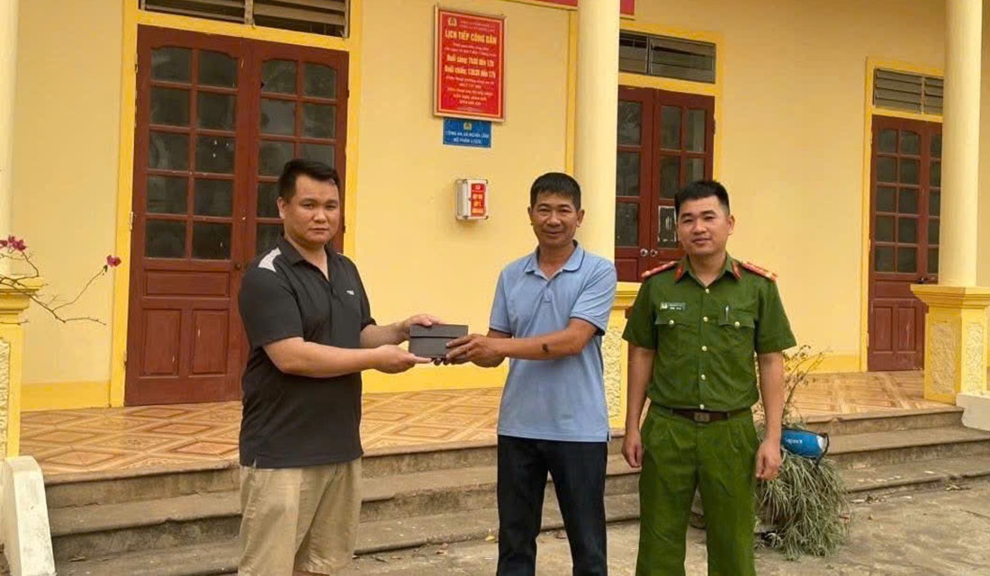 Công an xã Nghĩa Lâm và anh Sơn trao trả tài sản cho anh Hải