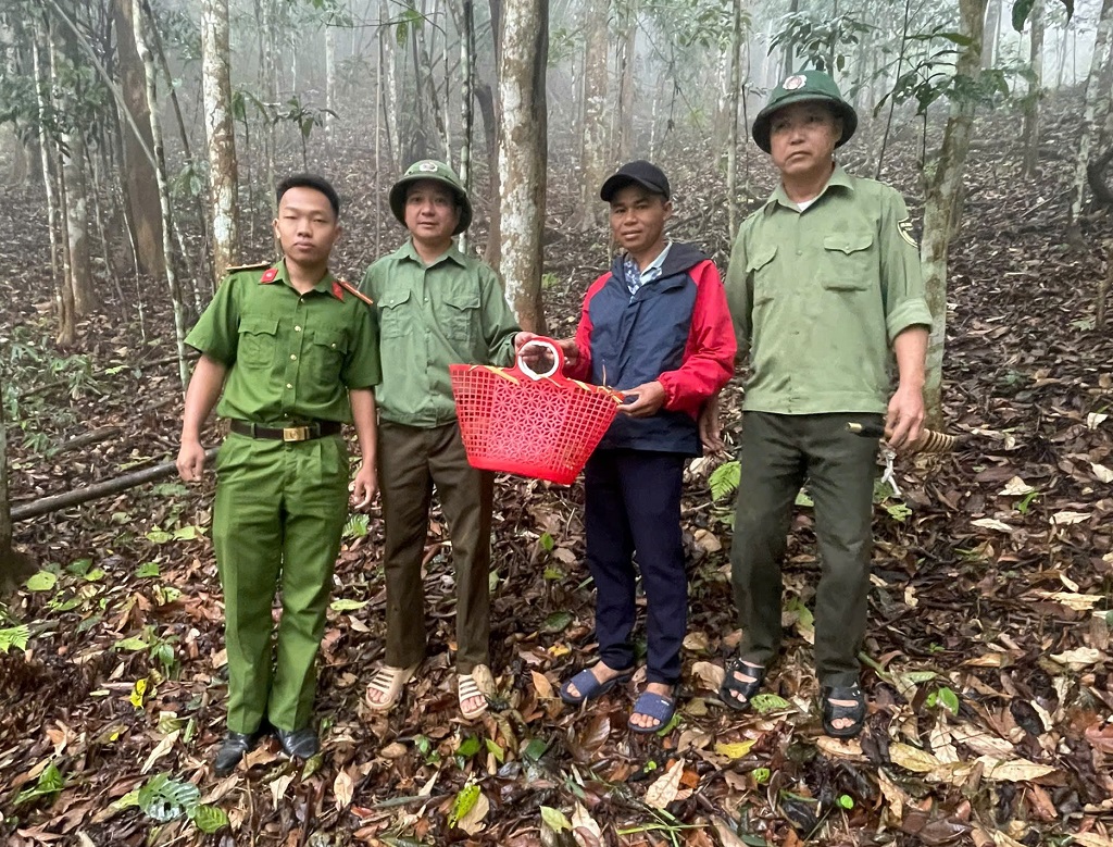 Công an xã Giai Xuân phối hợp với lực lượng chức năng thả cá thể culi về rừng
