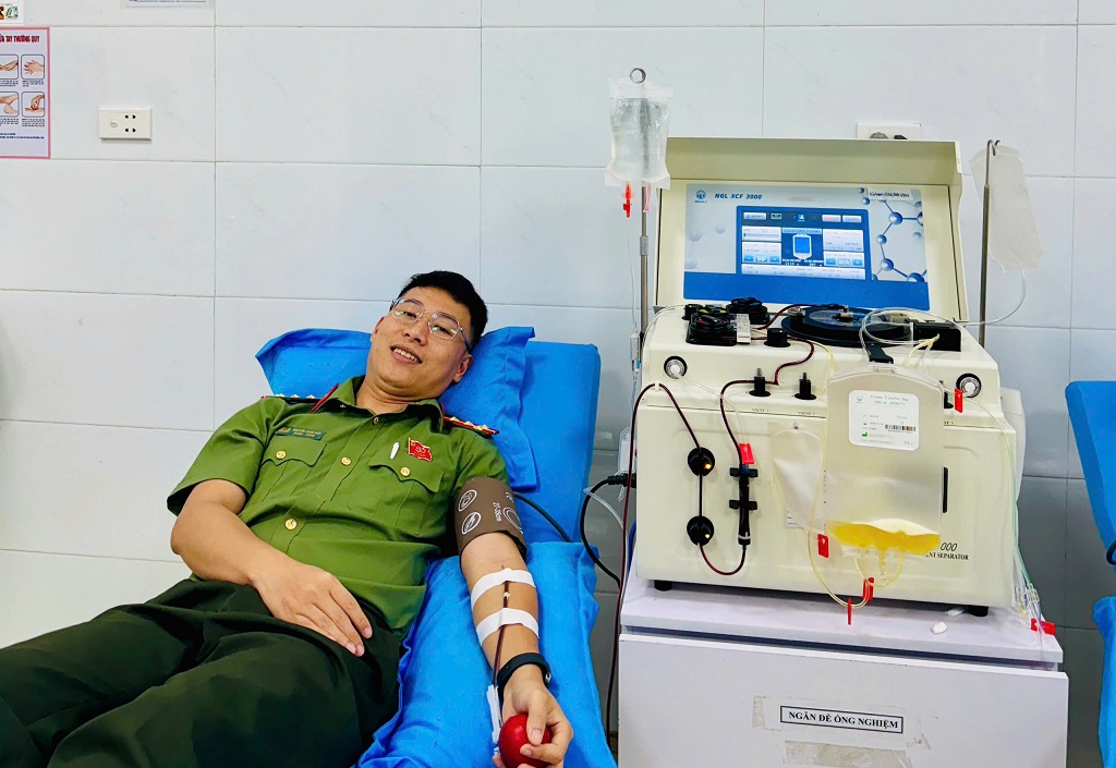 Đại úy Nguyễn Xuân Đức hiến máu cứu người