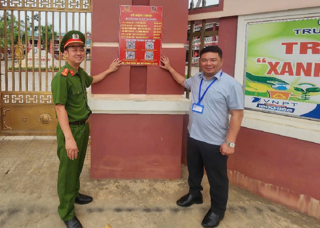 Công an xã niêm yết công khai đường dây nóng