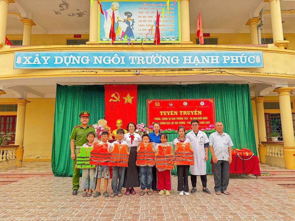 Công an xã trao tặng quà đến học sinh
