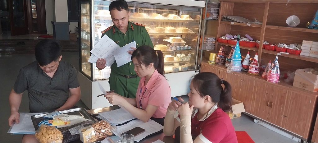 Công an phường Vinh Phú phối hợp với lực lượng liên quan tăng cường kiểm tra vệ sinh an toàn thực phẩm