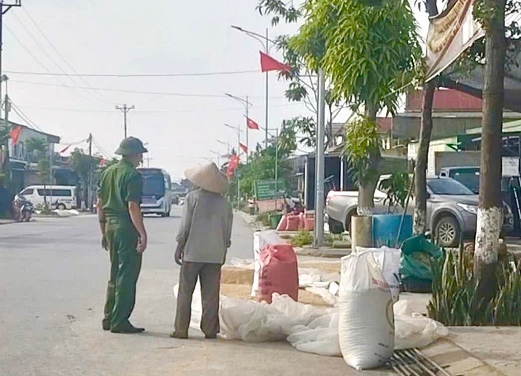  Công an phường Vinh Hưng phổ biến quy định pháp luật, cảnh báo nguy cơ tai nạn có thể xảy ra khi phơi nông sản trên lòng, lề đường