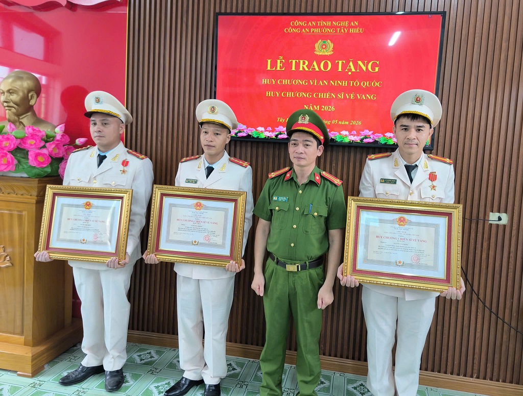 Thừa uỷ quyền của Chủ tịch nước, Chỉ huy Công an xã trao các quyết định và Huy chương Vì an ninh Tổ quốc và Huy chương Chiến sĩ vẻ vang các hạng cho 06 đồng chí