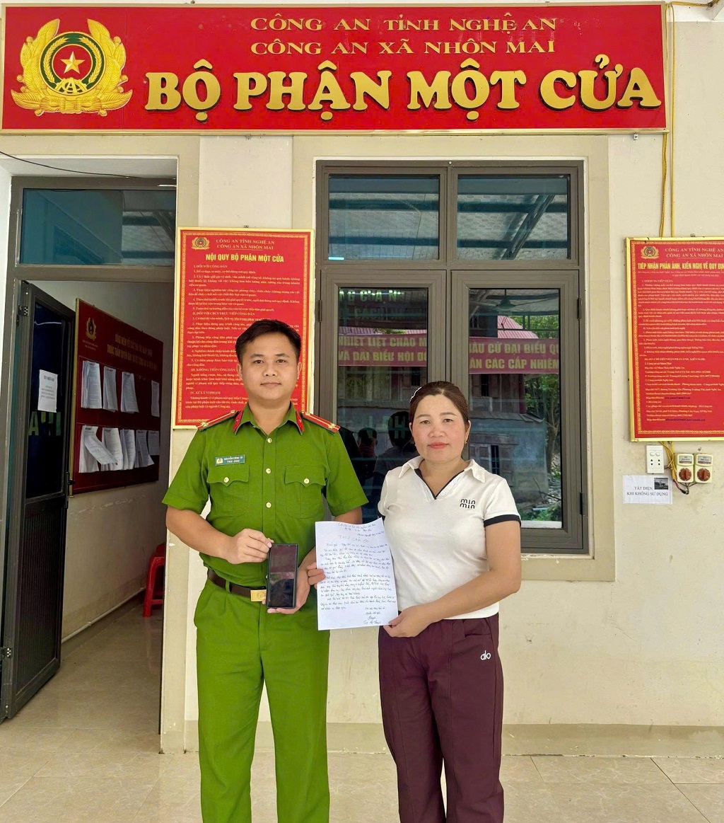 Trung úy Nguyễn Công Tú trao trả chiếc điện thoại cho người dân bị đánh rơi
