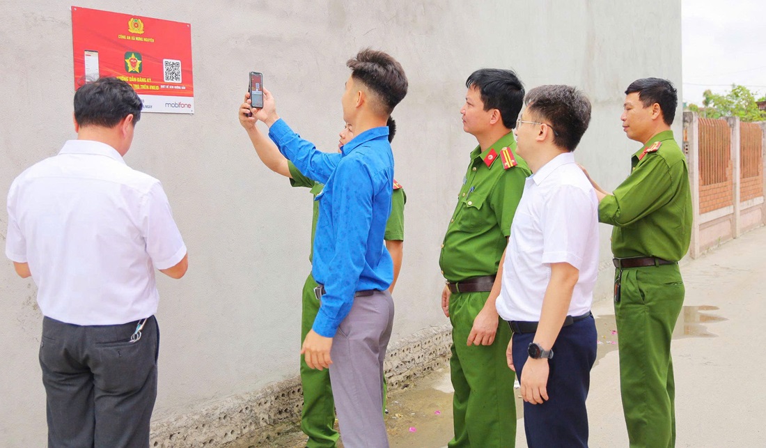 Công an xã Hưng Nguyên thành lập tổ công nghệ số, trực tiếp hướng dẫn, vận động người dân sử dụng hiệu quả dịch vụ công trực tuyến