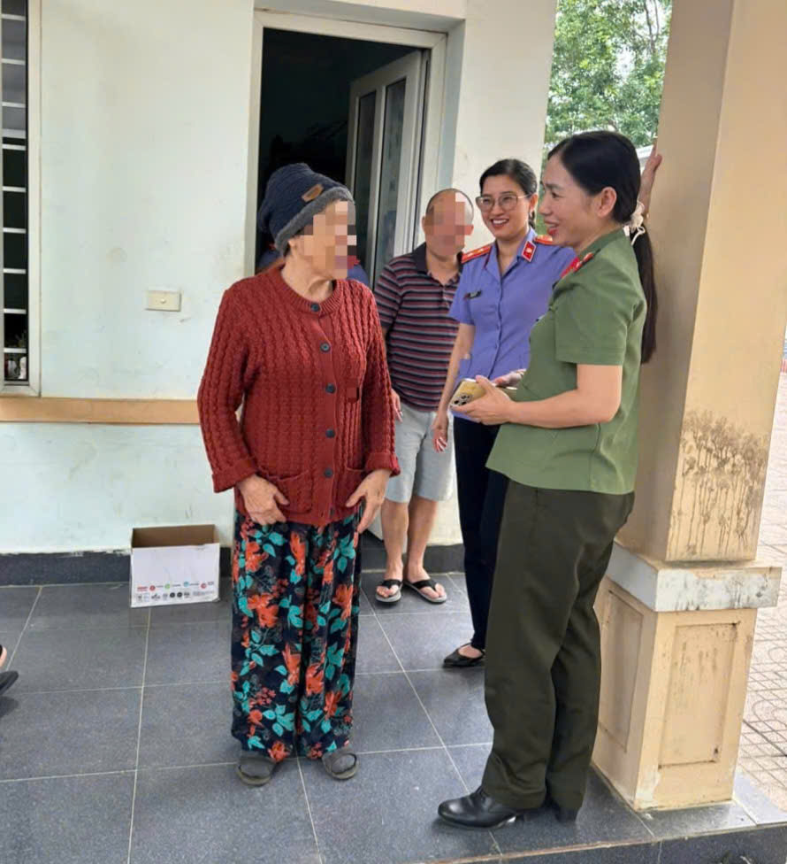Cụ bà đi lạc được Công an phường Thái Hòa hỗ trợ, giúp đỡ trở về với gia đình