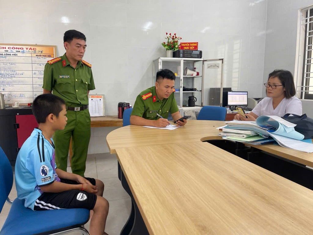 Công an xã đưa cháu N.H.T khám sức khỏe