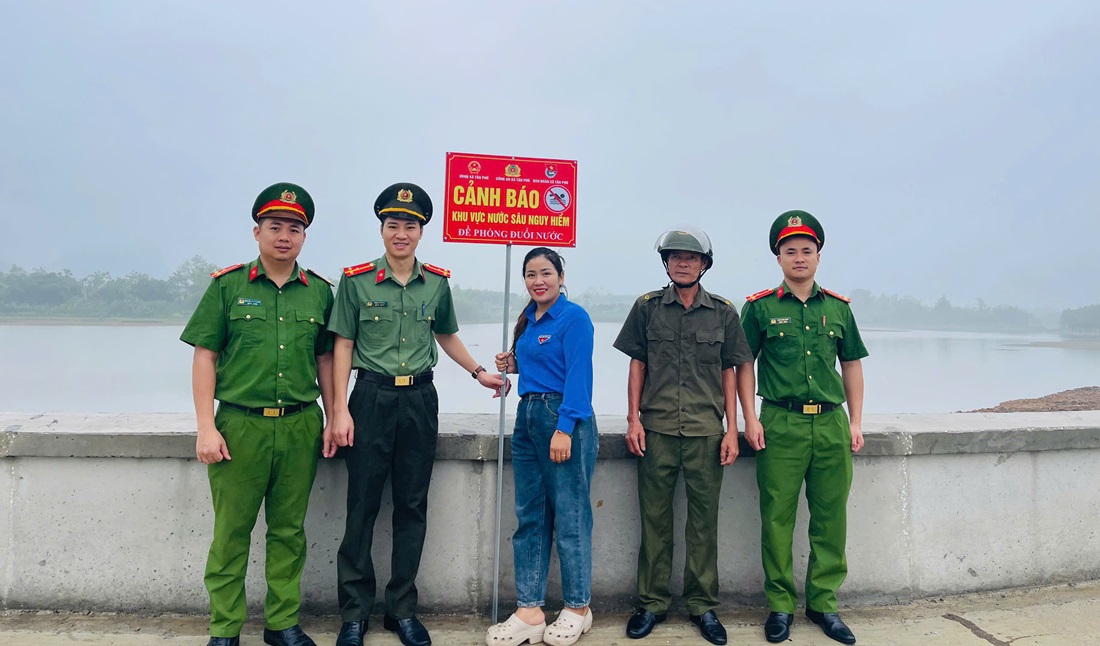 Công an xã Tân Phú phối hợp lắp đặt biển cảnh báo đuối nước