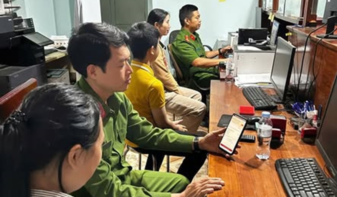 Công an xã Nghĩa Thọ hướng dẫn người dân kích hoạt tài khoản định danh điện tử và tích hợp giấy tờ cần thiết trên nền tảng số