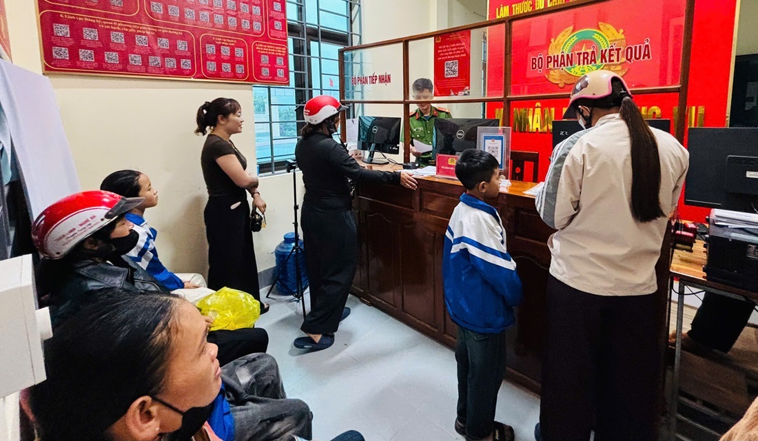 Công an xã Châu Bình làm thêm giờ để phục vụ Nhân dân