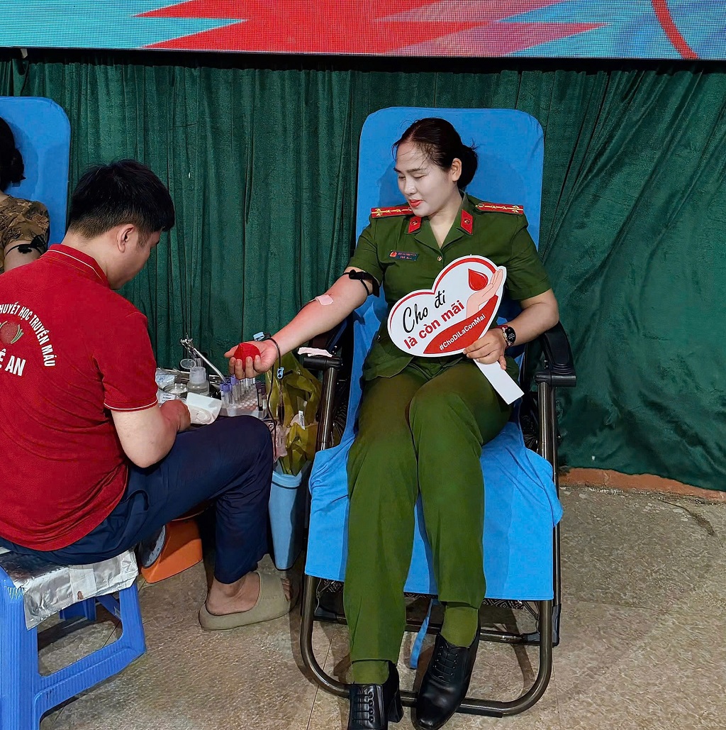 Công an xã Đại Huệ tham gia hiến máu tình nguyện