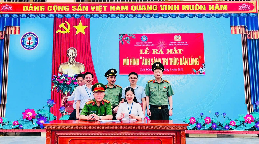 Ký cam kết thực hiện mô hình “Ánh sáng tri thức bản làng”