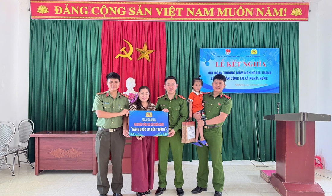 Công an xã Nghĩa Hưng nhận đỡ đầu em Quách Thị Thư