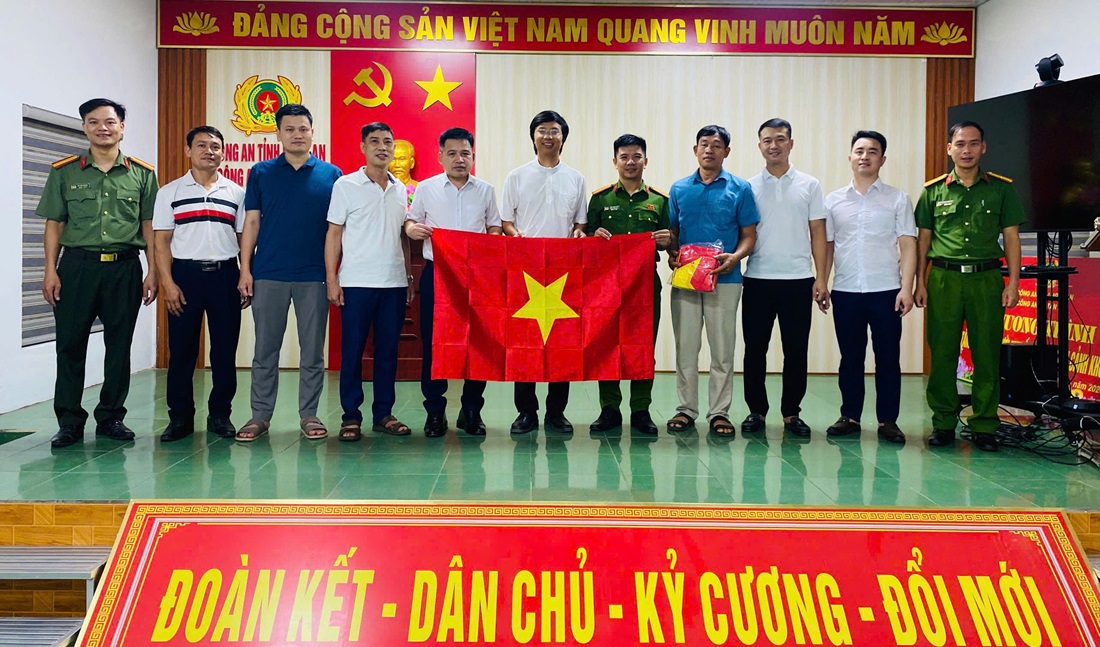 Công an xã Tân Phú trao cờ Tổ quốc tặng Giáo họ Cừa