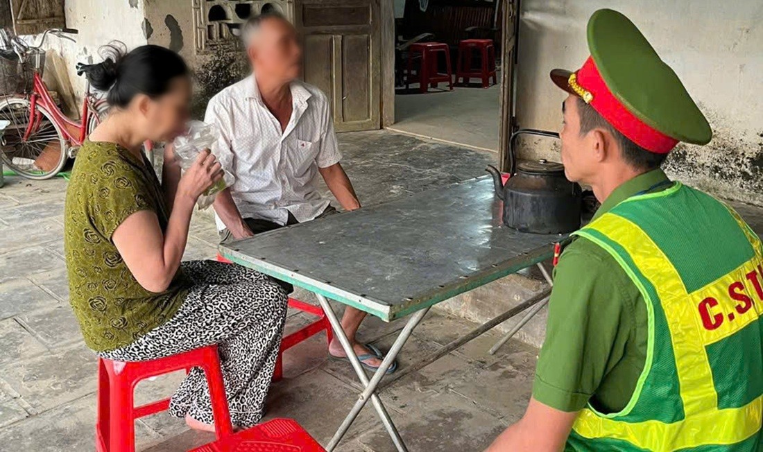Công an xã Tân Kỳ bàn giao người phụ nữ cho gia đình