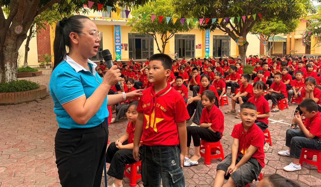 Hoạt động góp phần giáo dục truyền thống cách mạng, lòng yêu nước và trang bị kiến thức pháp luật cho học sinh