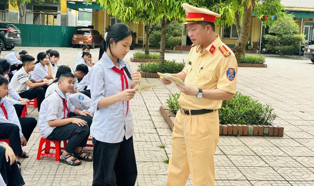 Công an xã Hưng Nguyên Nam tuyên truyền pháp luật về an toàn giao thông cho học sinh
