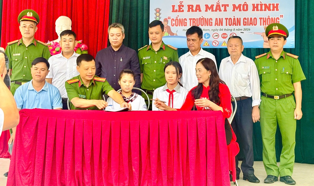 Tại Lễ ra mắt