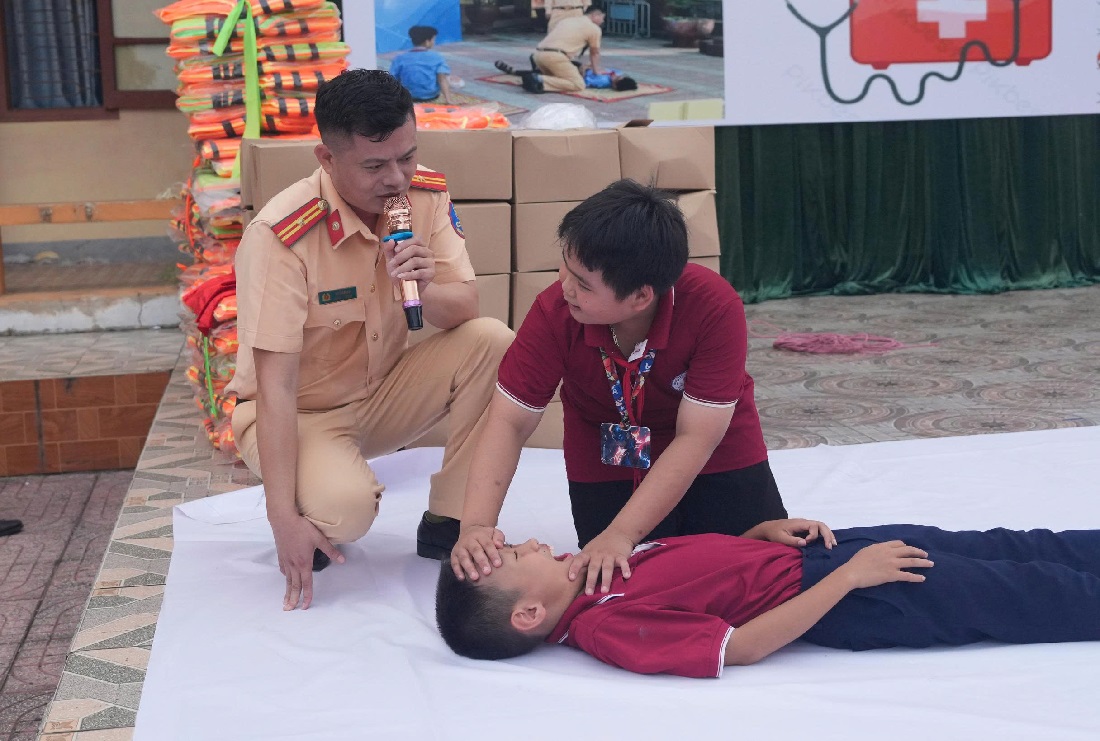 Cán bộ Thủy đoàn I tuyên truyền phòng, chống đuối nước và cứu nạn, cứu hộ cho học sinh