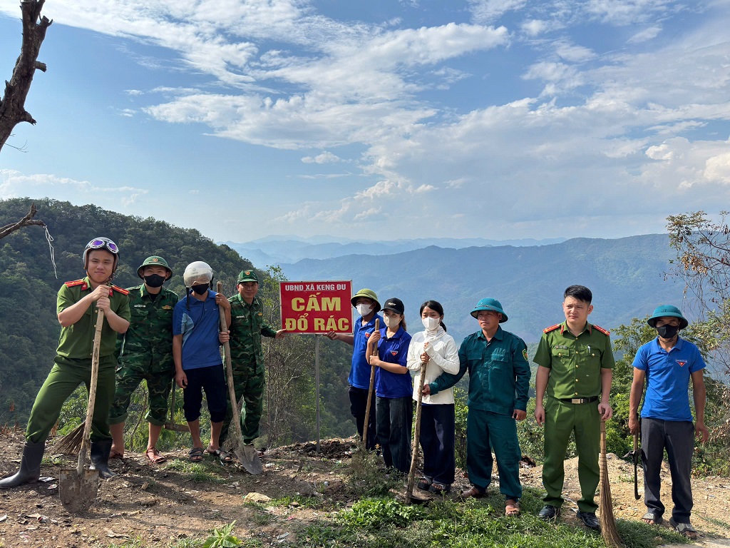  Đoàn viên, thanh niên trực tiếp phát quang bụi rậm, lội bùn thu gom hàng tấn rác thải nhựa, túi nilon