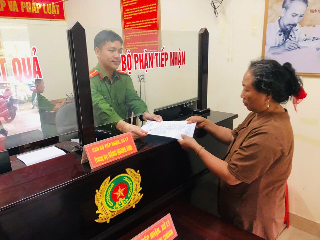 Công an xã Nậm Cắn hỗ trợ người dân kích hoạt tài khoản định danh điện tử