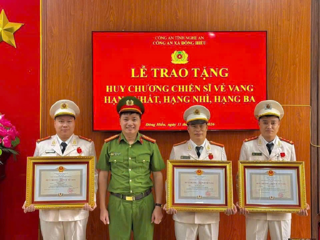 Thừa ủy quyền, Chỉ huy Công an xã trao Huy chương chiến sĩ vẻ vang các hạng cho những đồng chí nhiều năm cống hiến, tận tụy phục vụ trong lực lượng Công an nhân dân