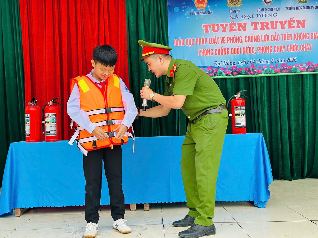 Công an xã Đại Đồng tuyên truyền pháp luật với hình thức trực quan