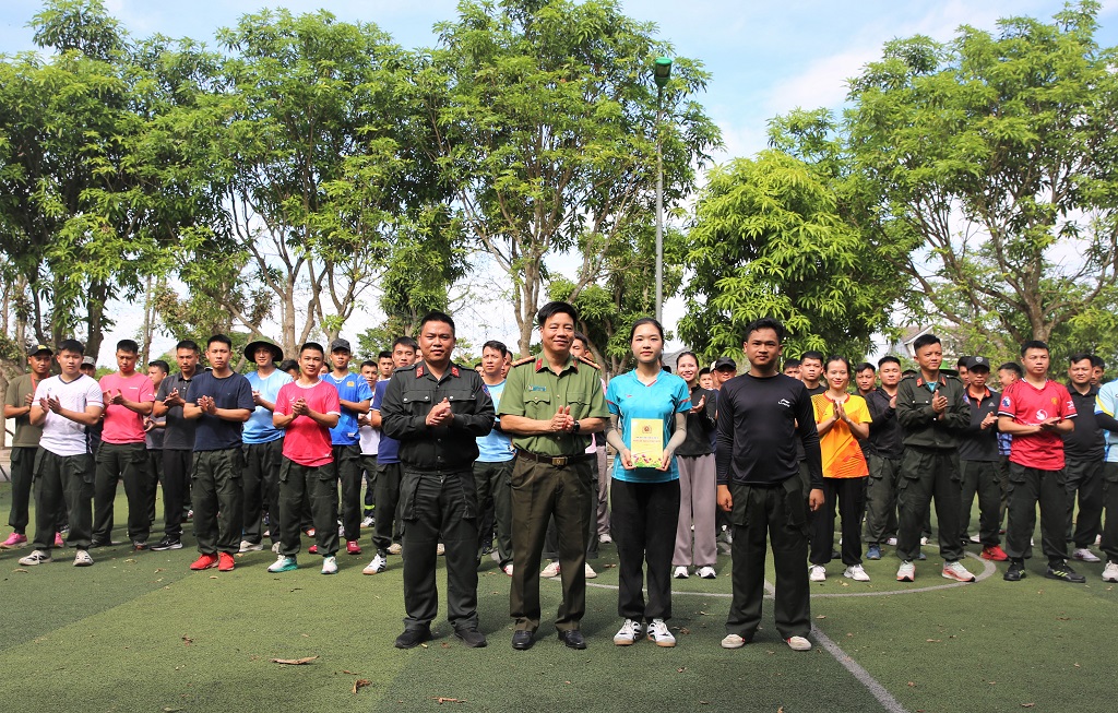 Đồng chí Đại tá Nguyễn Trọng Khanh  - Trưởng Phòng Công tác chính trị, Phó Trưởng Ban chỉ đạo tặng quà động viên Tổ điều lệnh, võ thuật và Tổ công phá mục tiêu