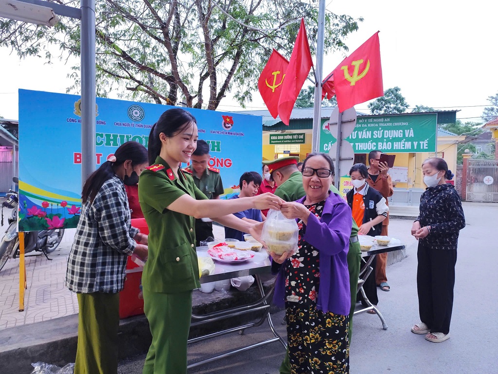 Hơn 300 bát cháo được trao tặng đến bệnh nhân và thân nhân người bệnh đang khám, điều trị tại Bệnh viện Đa khoa Thanh Chương