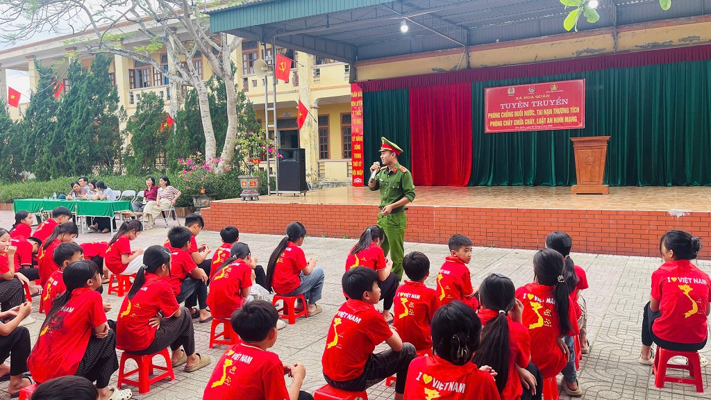 Công an xã Hoa Quân tuyên truyền với hình thức đa dạng, phong phú