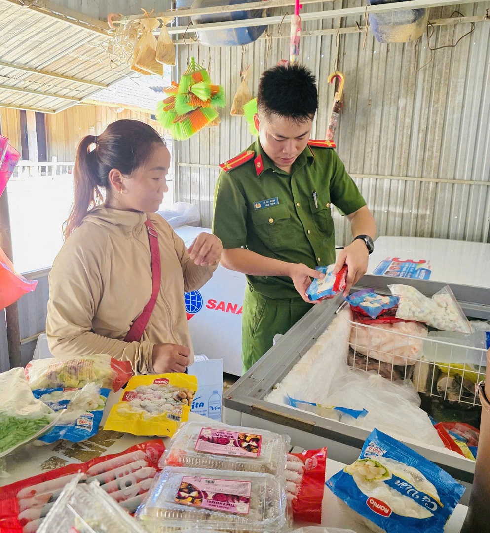 Công an xã Lượng Minh kiểm tra vệ sinh ATTP tại hộ kinh doanh