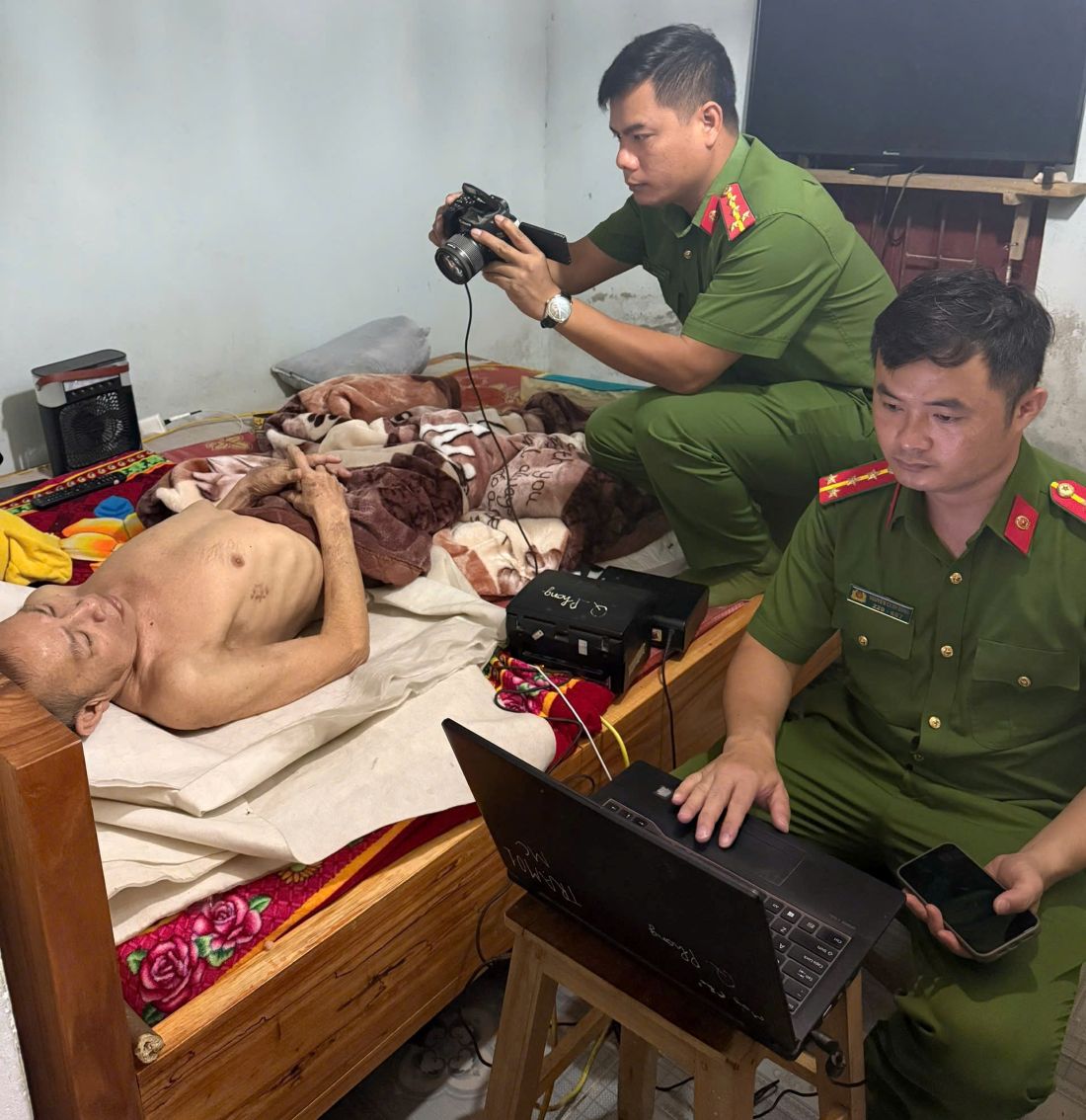 Công an xã Quế Phong đến tận nhà cấp căn cước cho công dân