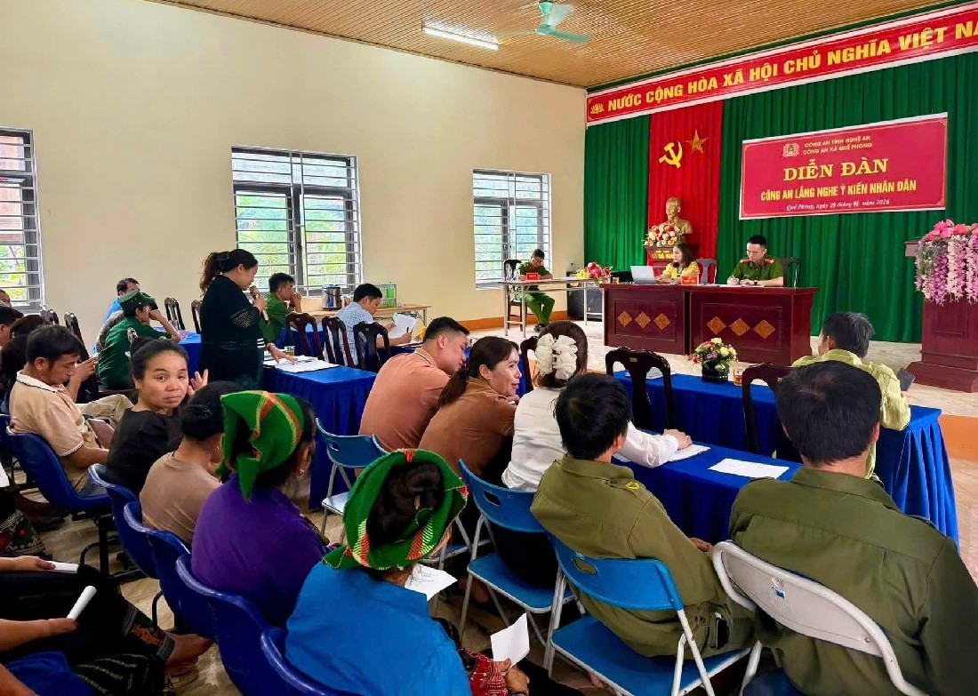 Người dân đóng góp ý kiến về bảo đảm ANTT
