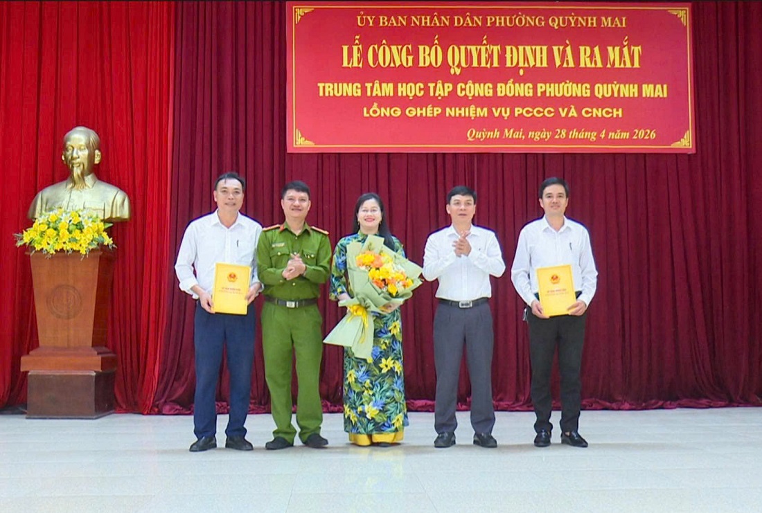 Đại biểu tặng hoa Ban Giám đốc Trung tâm học tập cộng đồng phường Quỳnh Mai