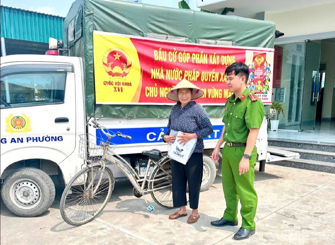 Nhờ sự hỗ trợ tận tình của Công an phường Quỳnh Mai, bà Đậu Thị Phức sớm hoàn tất thủ tục hành chính